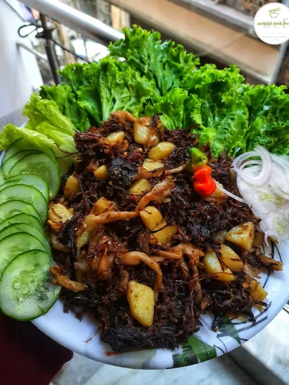 A unique dish of dried beef stir-fried with mushrooms and potatoes.