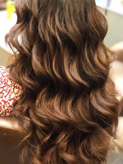 From this angle, you can appreciate the depth created by the balayage. The color is concentrated towards the ends, which is characteristic of this technique and ensures a natural-looking grow-out.
