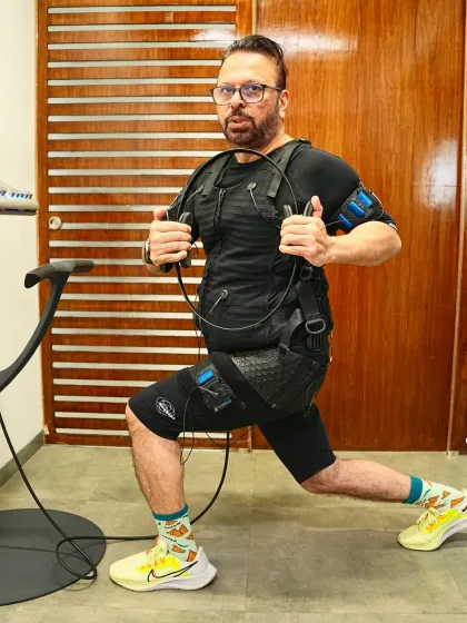Roshan demonstrates a lunge during his EMS workout. This efficient, 20 minute session is the perfect fitness solution for men with busy schedules who want to stay strong and prevent injury.
