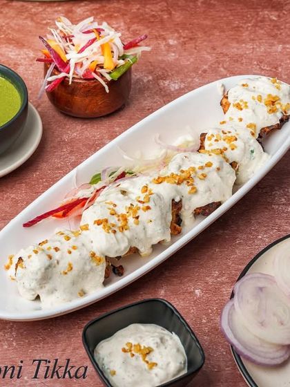 The Dahi Lasooni Tikka is a creamy and garlicky delight. Chicken pieces are marinated in a yogurt and garlic based sauce, then grilled to perfection for a rich flavour.
