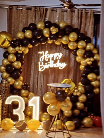 A classic black and gold balloon ring for a 31st birthday, complete with a neon sign and light-up numbers.
