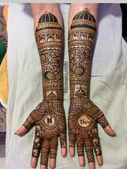 Your henna should be all about you, and that includes your passions. As a fellow BTS fan, I was so excited to create this design featuring the BTS logo and THV's initials for a bride.