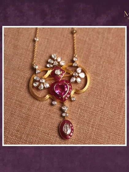 This solitaire pendant with pink gemstones and floral diamond accents is the perfect blend of elegance and sophistication. A piece crafted with love to make you shine.