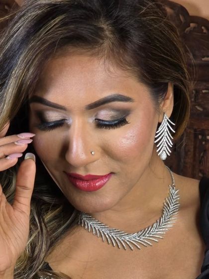 A modern and chic leaf-patterned diamond necklace and earring set. This lightweight set is perfect for adding a touch of sparkle to a Western or fusion outfit.