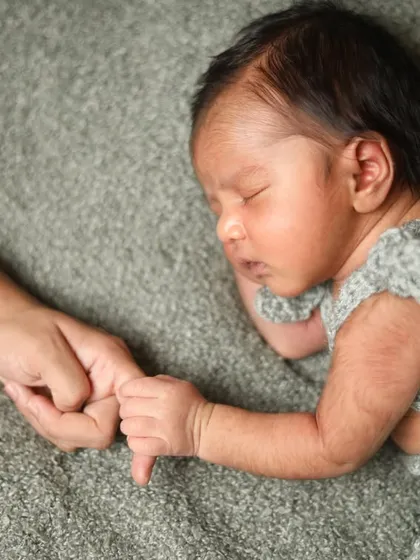 The tiniest grasp, holding on so tight. These are the moments that fly by too fast. I feel so blessed to be able to freeze this pure connection for you.
