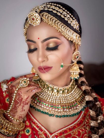 A beautiful close-up of a bride, highlighting the details of her matha patti, nath, and choker.