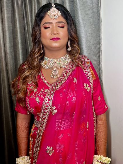 A beautiful Haldi look for our dusky bride. The pink tones in her makeup and jewelry create a stunning contrast with her outfit.