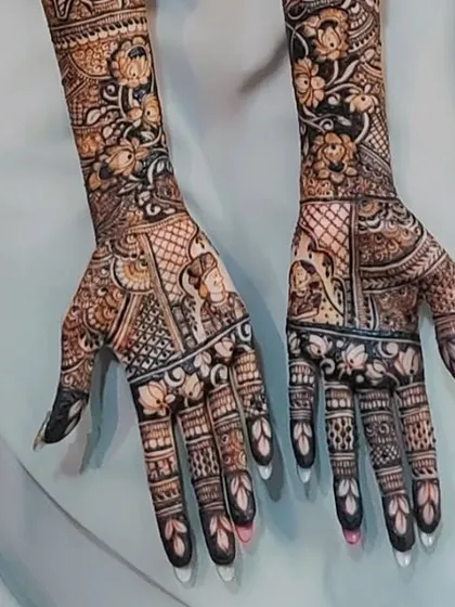The full view of this narrative bridal henna, where every element, from the couple's portraits to the palace, tells a part of their story.