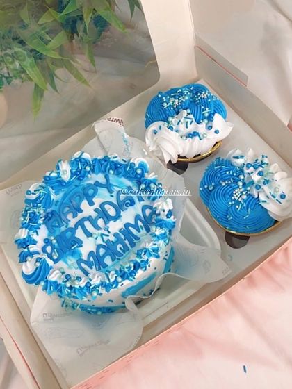 A lovely bento box in shades of blue and white. This set, with its fluffy piped details and sprinkles, is a great example of a simple yet striking design for a birthday celebration.
