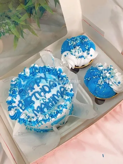 A lovely bento box in shades of blue and white. This set, with its fluffy piped details and sprinkles, is a great example of a simple yet striking design for a birthday celebration.