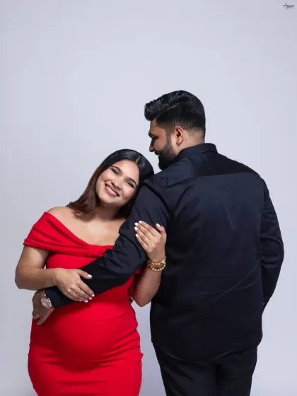 A pose that shows both connection and comfort. She leans on his shoulder, a gesture of trust and partnership. This is a simple, beautiful portrait of a couple ready to become a family.