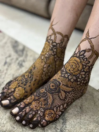 Another view of the stunning floral foot mehendi.