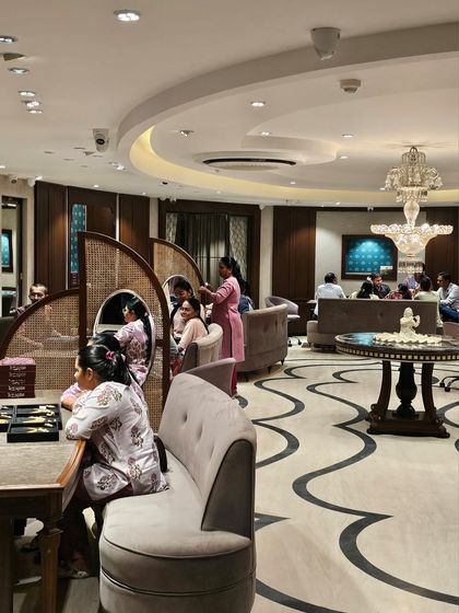 Inside KR Sons, the design responds to the cultural mode of jewellery shopping, which is often communal and conversational. The layout is divided into subtle silos using framed cane partitions, allowing families to have considered discussions with a blend of privacy and openness.