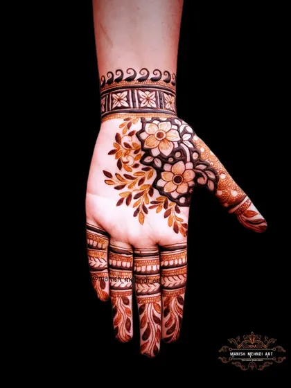 A beautiful back-hand design with a mix of floral and leafy vines. The shading technique used here gives the pattern a lovely depth and dimension.