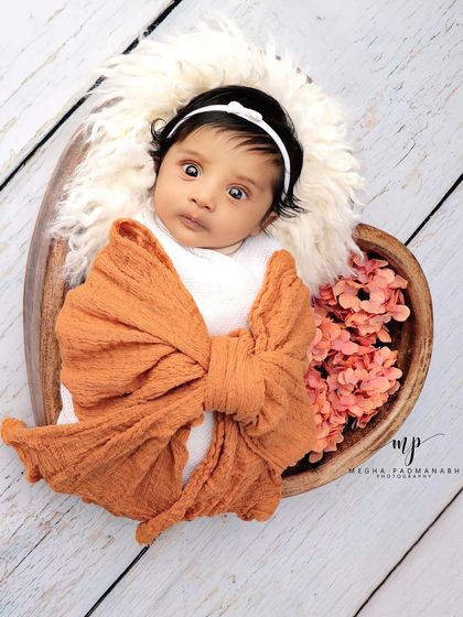 Another curious expression, this time with some floral elements added to the bowl.