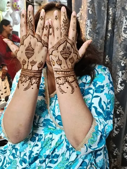 A graceful design on the back of the hands featuring temple dome motifs. It's a simple yet traditional pattern perfect for festivals.