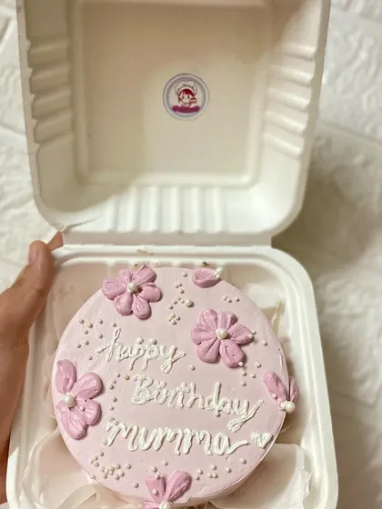 A special chocolate bento cake for the most special person: Maa. The delicate floral piping makes this a simple yet beautiful way to say "Happy Birthday".
