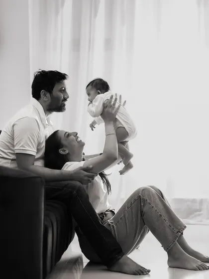 Sometimes, the most powerful moments are the quiet ones. This black and white photograph of new parents admiring their baby focuses on pure emotion and the beginning of their family story.