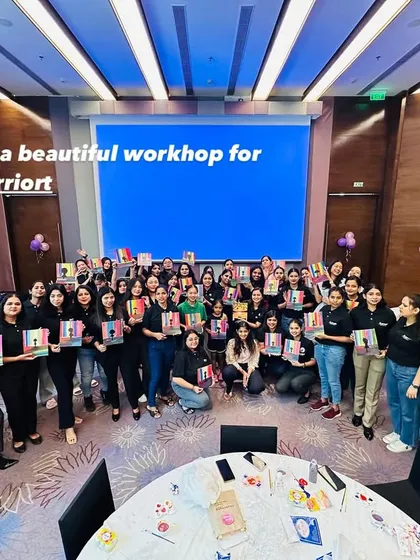 Art brings people together. Here’s a look at a wonderful, large-scale workshop I hosted for the team at JW Marriott. It’s amazing to see how a shared creative experience can energize an entire room and build stronger team bonds.