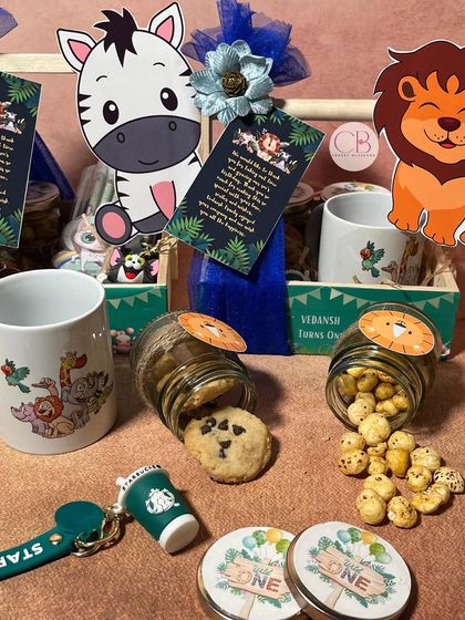 Our budget-friendly animal-themed hampers are perfect for making a birthday bash unforgettable. This set includes a customised mug, jars of cookies and foxnuts, and a cute keychain.