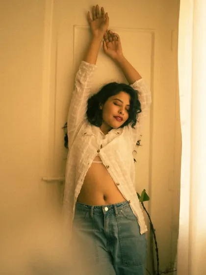 This series was shot entirely with natural light from a window. I adjusted the white balance to give the images a warm, golden tone, creating a soft and dreamy atmosphere.