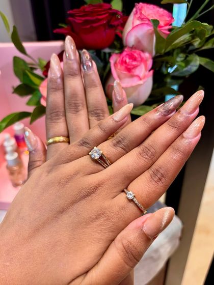 Nude nails, but make them extra! This dreamy almond-shaped set has a soft nude base with stunning chrome accents on the ring fingers for a touch of glam.