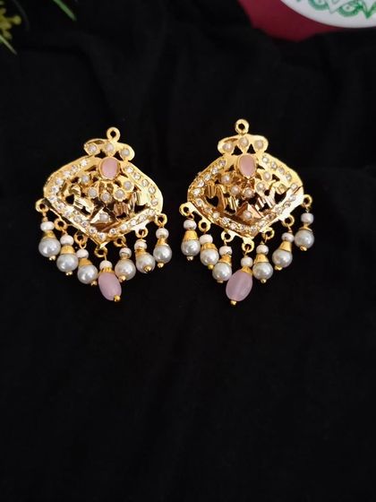 The delicate earrings from the 'गुलाबी' (Gulabi) set. They are lightweight and perfectly match the soft colour palette of the necklace.