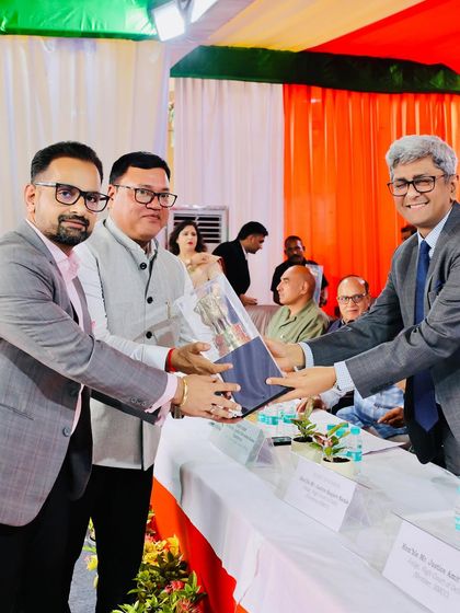 Presenting a memento to an Hon’ble Justice of the Delhi High Court. We are grateful for the judiciary's support of our bar association's activities.