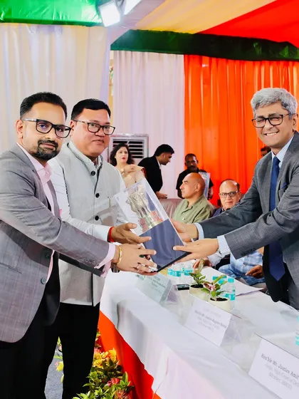 Presenting a memento to an Hon’ble Justice of the Delhi High Court during the Independence Day event. It was an honor to host such distinguished guests.