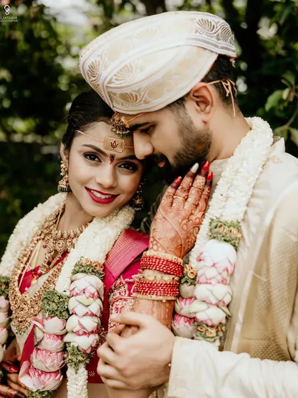 This is the kind of moment I live to capture. The quiet connection between two people, surrounded by the beautiful traditions of their wedding day. A perfect muhurtham look.