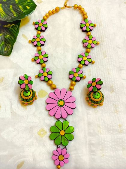 This version of the long floral necklace combines pink and green, a classic and beautiful color pairing that is perfect for spring and summer.