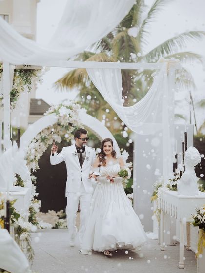 A bubble-filled entrance. I love how the bubbles add a touch of magic and whimsy to this reception entrance, creating a dreamy and joyful atmosphere.