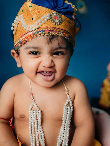Look at that cheeky grin! Dressing up little ones for festive shoots like Janmashtami is one of my favorite things to do. I love capturing these playful, mischievous expressions that truly show their personality.