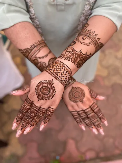 An Indo-Arabic back-of-hand design with a mandala and bracelet element. This is a modern and stylish choice for any celebration.