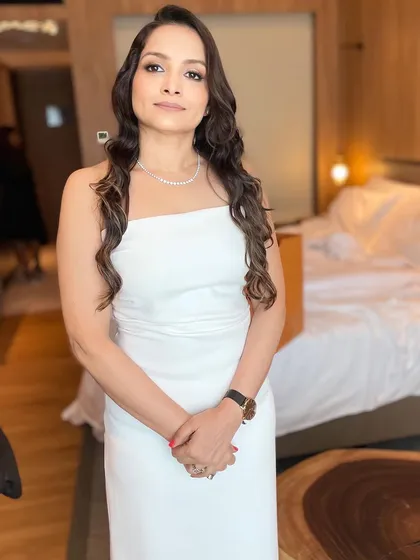 This look is all about understated elegance for a corporate event. I styled my client with soft, flowing waves and a luminous makeup look that highlights her features. The result is a sophisticated style suitable for any professional evening function.