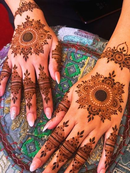 A classic mandala design, perfect for any occasion. The central circle is intricately detailed, with patterns extending down each finger.