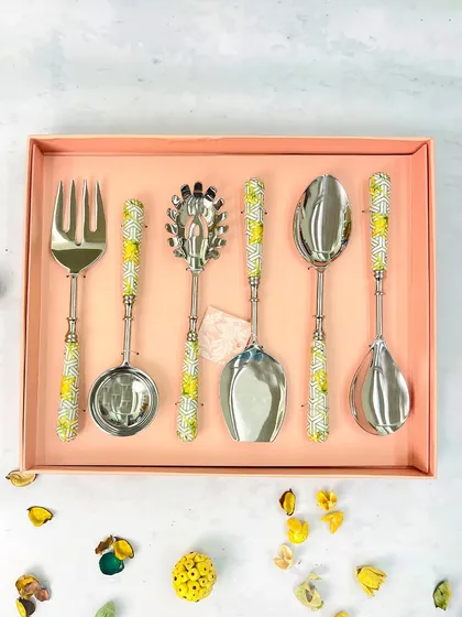 Take your dining experience to the next level with this sophisticated serving spoon set. The six pieces feature vibrant printed handles and come in our signature gift box, making it a perfect ready-to-go present.
