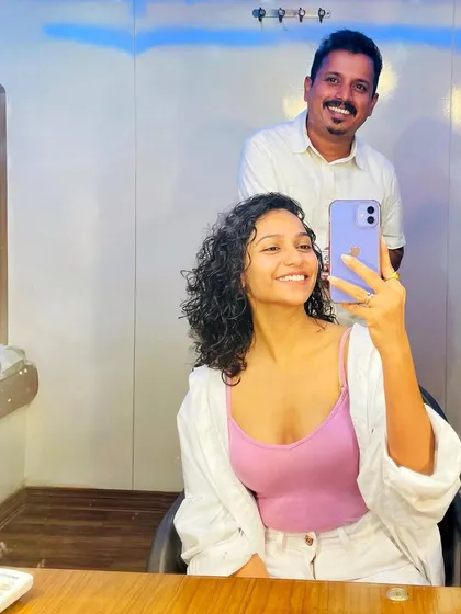 With the gorgeous Surbhi Talodiya on the set of a shoot for Absolute Films. It was a pleasure creating her look for the day.