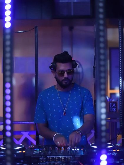 A duplicate of the serious mixing pose.