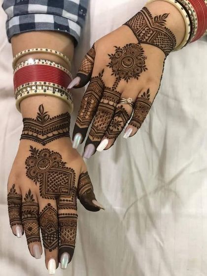 A chic and modern design for the back of the hands, perfect for a party or as a bridesmaid. The pattern is intricate yet not overpowering.