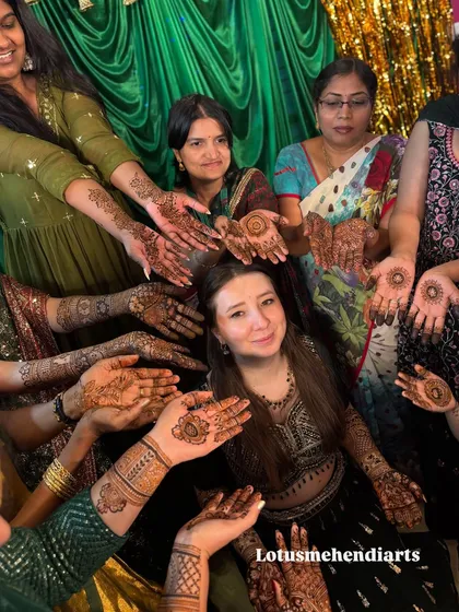 It was a pleasure doing mehendi for this beautiful bride from Germany and her entire family. My team and I can comfortably handle large groups, ensuring everyone feels included in the celebration.