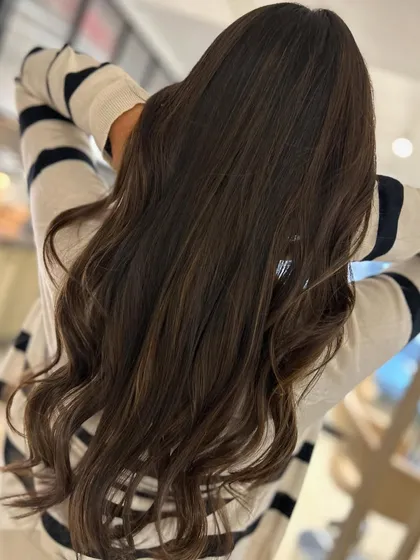 Soft and subtle highlights designed to add movement and the illusion of volume. Paired with long layers, this is a perfect look for a natural enhancement.