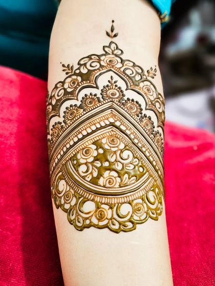 A unique armband design featuring a floral-filled arch, adding a soft and romantic touch.