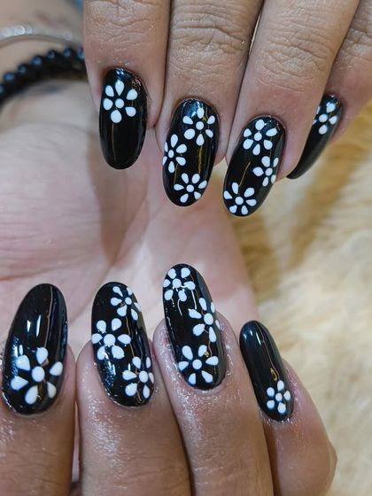 Another look at our popular black and white floral design. The pattern is consistent and beautifully executed across all nails for a cohesive and polished look.