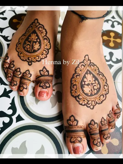 A lovely and simple foot design with a central paisley motif, perfect for any occasion.