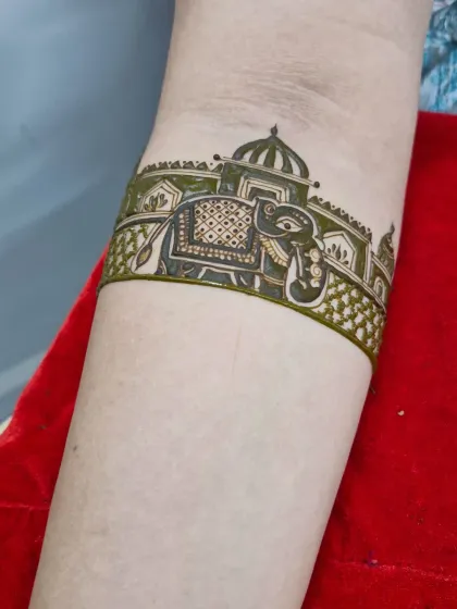 The start of a beautiful bridal armlet, featuring a royal elephant procession in front of a palace dome.