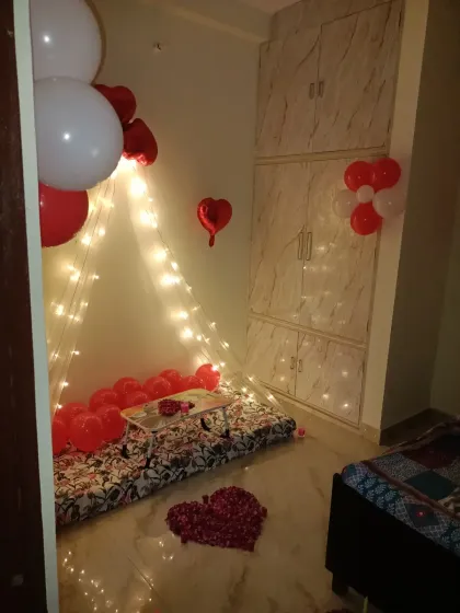 This perspective shows how the cabana fits into the corner of the room, transforming a simple space. You can see the mix of red and white balloons used for a classic color combination.
