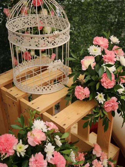 The small details make a big difference. For this lockdown wedding, we used rustic wooden crates, decorative birdcages, and fresh carnations to add a touch of personalized charm to the decor.