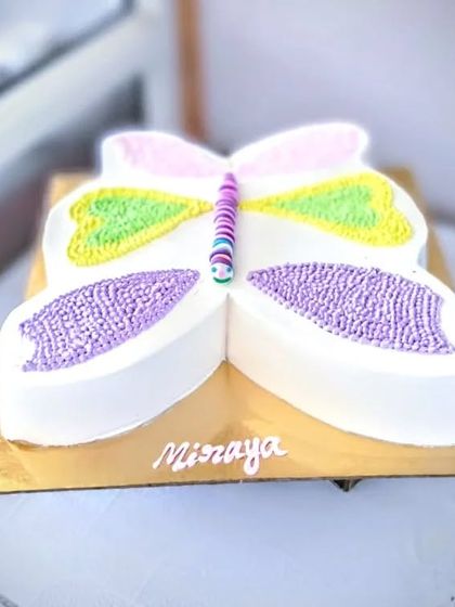 A simple yet beautiful butterfly-shaped cake. The wings are decorated with colorful sprinkles, making it a light and cheerful option for a birthday.