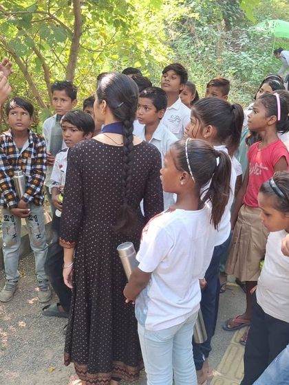Our expert shows the students a native plant, explaining its role in the ecosystem and letting them touch and feel its leaves.